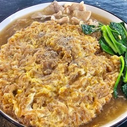 ราดหน้าไข่เจียวหมี่กรอบหมูหมัก