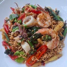 มาม่าผัดขี้เมาทะเล