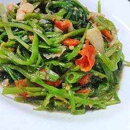 ผัดผักบุ้งกะปิราดข้าว