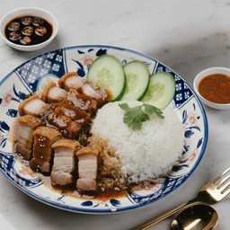 ข้าวหมูกรอบ/ Crispy Pork Rice