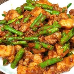 หมูสามชั้น ผัดพริกแกงใต้ราดข้าว + ไข่เป็ดดาว