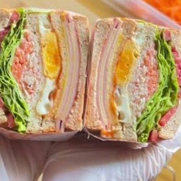 ดับเบิ้ลแฮมชีสปูอัดไข่ดาวและผัก sandwich