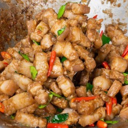 หมูสามชั้นสไลด์ผัดเคยใต้ถั่วฝักยาว