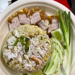 ข้าวผัดปูหมูกรอบ