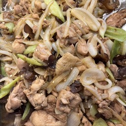 ผัดพริกหยวก(บางวันเป็นหมูบางวันเป็นไก่ค่า)