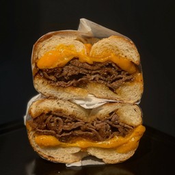 Beef melt bagel เบเกิลชีสและเนื้อ