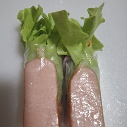 สลัดโรลหน้าใส้กรอก5คำ+น้ำสลัดครีมซีฟุ๊ต