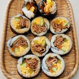 Kimbab - Stir-fried Pork & Sesame Leaf 10 pcs (ข้าวห่อสาหร่าย - หมูผัดซอส & ใบงา 10 ชิ้น)