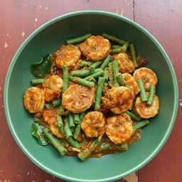 ผัดพริกแกงใต้กุ้ง