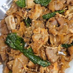 ผัดซีอิ๊วเส้นใหญ่ ทะเล (หมึก+กุ้ง)