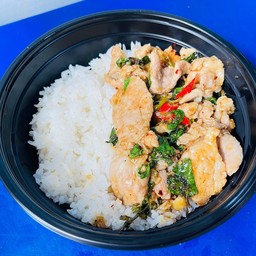 [เซตสุดฮิต] ข้าวหอมมะลิราดกระเพราหมูชิ้น + ชาเขียว พร้อมน้ำแข็ง