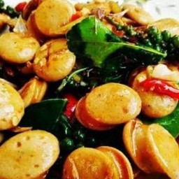 ข้าวหน้าผัดฉ่าไส้กรอก