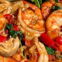 กุ้งผัดกระเพรา +ไข่เป็ดดาว ราดข้าว