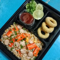 ข้าวผัดปูอัดไส้กรอกคู่chicken ring