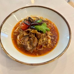 น้ำเงี้ยวหมูตุ๋น Thai rice with Braised Pork