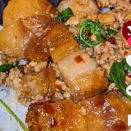 ข้าวกะเพราหมูสับ+หมูกรอบ