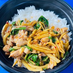 [เซตสุดฮิต] ข้าวหอมมะลิกระเพราหน่อไม้ไก่ + ชาเขียว พร้อมน้ำแข็ง