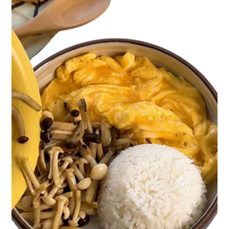 ข้าวไข่ข้นเห็ดผัดน้ำมันหอยชิเมจิขาว オイスターソースで炒めた白しめじ入りオムライス / 蠔油炒白玉菇蛋包飯
