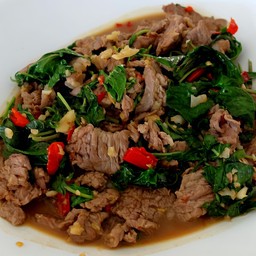 กระเพราเนื้อชิ้น กับข้าว