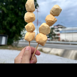 ไส้กรอกลูกชิ้นทอด - ปั๊มปตท.พลับพลานารายณ์