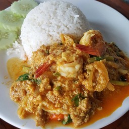 ผัดผงกะหรี่ทะเลราดข้าว