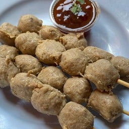 ลูกชิ้นทอดน้ำจิ้มรสเด็ด คอนโดเสนาคิดตึกD