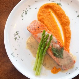 Grilled Salmon แซลมอนย่าง