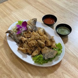 กระพงทอดกระเทียม.
