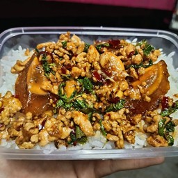 กะเพราไข่เยี่ยวม้าหมูสับ