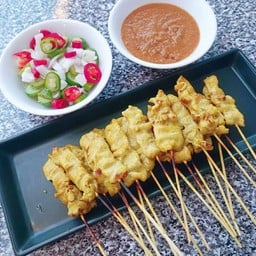 ผัดไทยล้มลุก หมูสเต๊ะคลุกคลาน