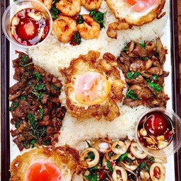 กระเพราหมูกรอบ-หมูสับ-เนื้อไก่ไข่ดาว3ใบ ]