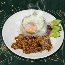 ข้าวกะเพราไก่ ไข่ดาว