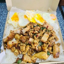 กะเพราหมูกรอบ- หมูสับ-ไก่หั่นชิ้น-ไข่5ใบ