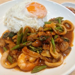 พริกแกงทะเล (กุ้ง,หมึก,หอย) ไข่ดาว