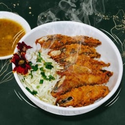 ข้าวหน้าปลาไข่ พร้อมน้ำจิ้มซีฟู้ดแซ่บ