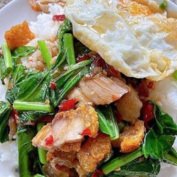 คะน้าหมูสามชั้น+ไข่ดาว ราดข้าว