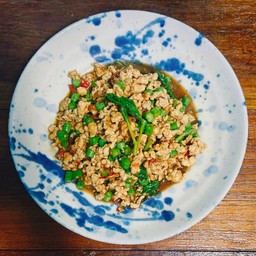 กระเพราไก่สับ กับข้าว