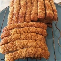 หมูกรอบไหมถึงกล่องจะใหญ่แต่เราก็ให้นิดเดียวนั้นแหละ😂🤣