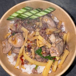 ข้าวกะเพราเนื้อไส้อ่อนหน่อไม้สด