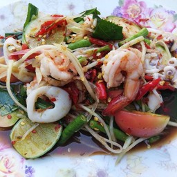 ส้มตำปูปลาร้ารวมมิตรทะเล Papaya salad with crab, fermented fish and seafood