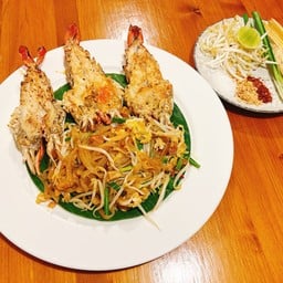 ผัดไทยเส้นจันทน์ กุ้งแม่น้ำ