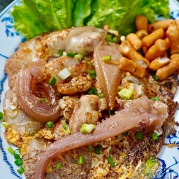 ก๋วยเตี๋ยวคั่วไก่หมึกกรอบ