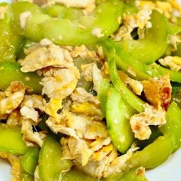 แตงกวาผัดไข่ ราดข้าว