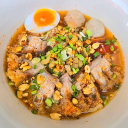 เตี๋ยวต้มยำหมูกรอบ