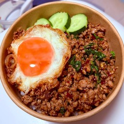 ข้าวกระเพราพริกแห้ง เนื้อสับ