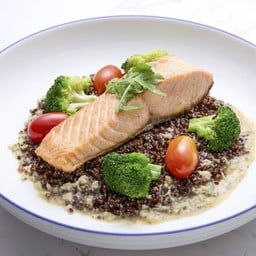 สเต็กปลาแซลมอนย่างซอสเนยกระเทียม