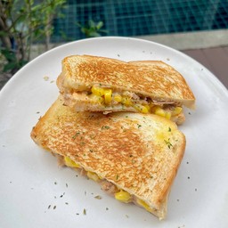 แซนวิชย่างเนย ทูน่าข้าวโพด