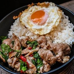 ข้าวราดกะเพราหมูนุ่ม+ไข่ดาว