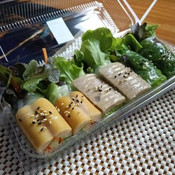 ไส้กรอก + หมูยอ + โรลยำสาหร่าย  โรลสด