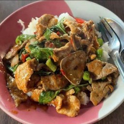 ข้าวพริกแกงตับ มะเขือ ถั่วฝักยาว หน่อไม้ (หมายเหตุ โปรดระบุผักที่ต้องการด้วย)